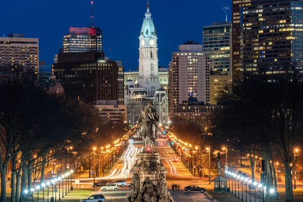 夕暮れ時の街並みを背景に市庁舎上のフィラデルフィアのジョージ ワシントン像のオードストリートのシーン アメリカまたはアメリカ 旅行コンセプトのための歴史と文化 — ストック写真