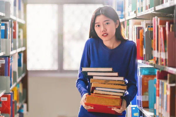 Asiática Joven Estudiante Traje Casual Celebración Después Buscar Libro Estante —  Fotos de Stock