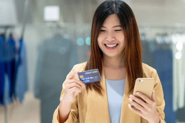 Portrait Asian Woman Using Credit Card Smart Mobile Phone Online — Stock Photo, Image