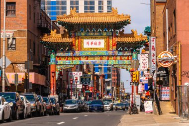 Philadelphia, Abd - Mar 2019 : 23 Mart 2019'da Philadelphia'daki Chinatown'u ziyaret etmek için yürüyen ve araba kullanan tanınmayan insanlar. Amerika Birleşik Devletleri, Chinatown Çin mutfaklarının hareketli bir vitrin.