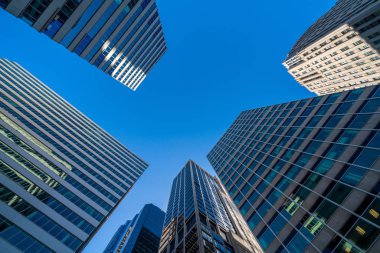 Washington Dc, ABD, açık hava finansal gökdelen kavramı, simetrik ve perspektif mimarisi mavi berrak gökyüzü altında Modern ofis gözlük binaları şehir scape