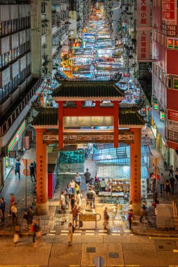Mong Kok, Hong Kong - Temmuz, 2019 : 4 Temmuz 2019'da Yau Ma Tei istasyonu alanında Public Temple caddesinin en güzel manzara, Hong Kong, Temple Street Hong Kong'un en ünlü gece pazarıdır.