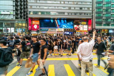 Hong Kong, Hong Kong - Temmuz 2019 : 7 Temmuz 2019'da Tsim Sha Tsui sokak çevresinde dolaşan tanınmayan protestocu, Hong Kong, Kaçak yasa değişikliği 1 milyon dan fazla insanı kıvılcımlar