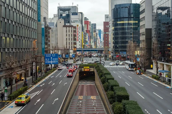 2019年2月 2019年2月15日 東京で新橋と銀座エリアの横断歩道を通って横断歩道を歩く多くの車や群衆のラッシュアワーの交通 — ストック写真