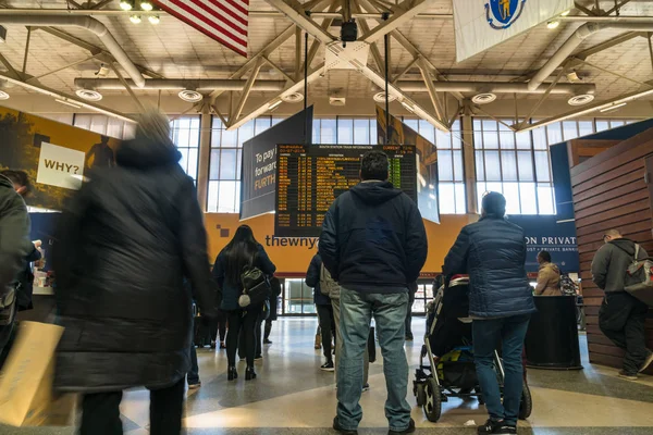 华盛顿 Usa 2019年3月 2019年3月27日南站列车上 无法辨认的旅客和游客寻找旅游信息板 波士顿 马萨诸塞州 — 图库照片