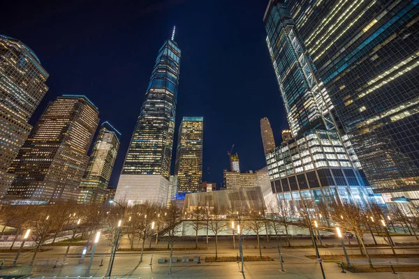 アメリカ 歴史的観光コンセプトを持つ建物の夕暮れ時に911記念とニューヨーク市の風景 — ストック写真