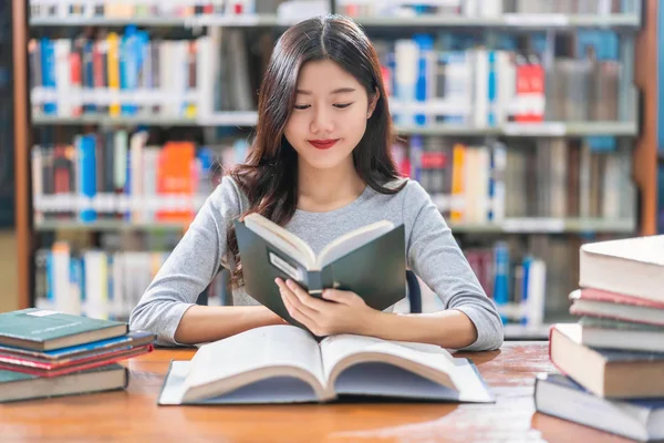 Asiático Joven Estudiante Traje Casual Leyendo Libro Mesa Madera Biblioteca —  Fotos de Stock