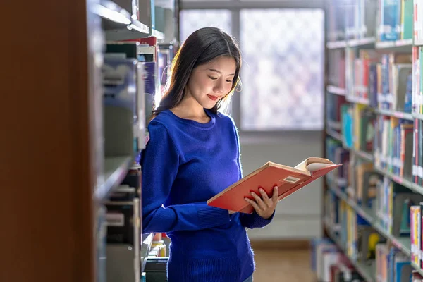 Asiático Joven Estudiante Traje Casual Pie Lectura Del Libro Estante —  Fotos de Stock