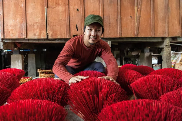 Asian Traveler Male Making Traditional Vietnam Red Insense Old Traditional — Stock Photo, Image