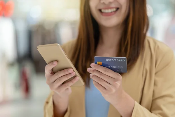 Fechar Mulher Asiática Usando Cartão Crédito Com Celular Para Compras — Fotografia de Stock