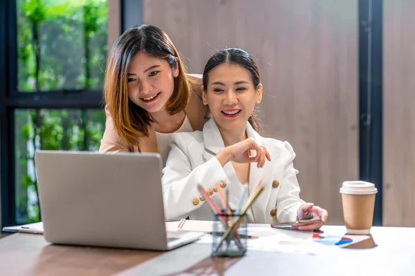 在现代会议室 办公室或工作空间 咖啡休息时间 伴侣和同事概念中 两名亚洲女商人通过技术笔记本电脑与伙伴企业合作 — 图库照片