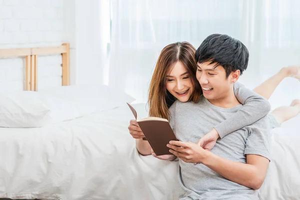 Glücklicher Asiatischer Liebhaber Oder Paar Beim Lesen Des Notizbuchs Auf — Stockfoto