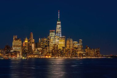 Alacakaranlık zamanında bir dünya ticaret merkezi görebilirsiniz New York cityscape nehir tarafında bir apart olan Aşağı Manhattan, Abd, New Jersey alarak