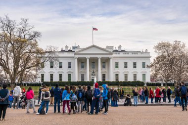 Washington Dc, Usa - Mar 2019: Tanımlanamayan çeşitli turistler 20 Mart 2019 'da Amerika Birleşik Devletleri' nin Beyaz Saray 'ını ziyaret ediyorlar. Washington DC, Usa, resmi ikamet ve işyeri