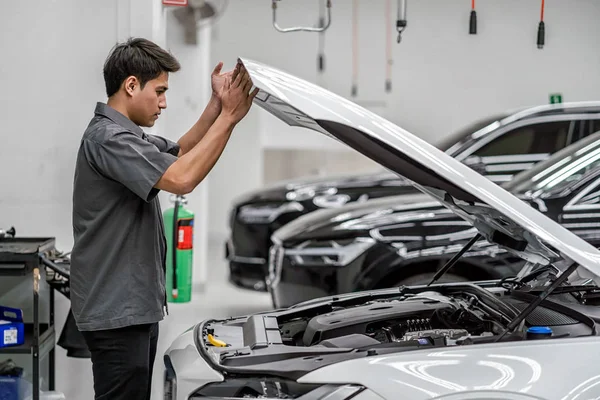 Asijský Mechanik Kontrola Otevření Kapoty Vozu Servisním Středisku Údržby Které — Stock fotografie