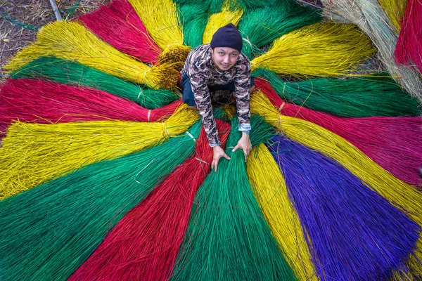 Top Pohled Asijského Cestovatele Samce Dělat Tradiční Vietnam Rohože Staré — Stock fotografie