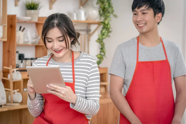 Happy Asian Lover Pareja Cocinando Acción Felicidad Con Tableta Tecnología — Foto de Stock