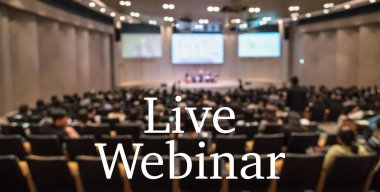 Konferans salonunun ya da seminer salonunun arka planı olmadan bulanık fotoğrafı üzerine canlı Webinar Metni, çevrimdışı yayın ve televizyon yayını yeni normal, covid salgını