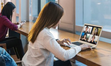Koronavirüs salgını, Covid-19 salgını, uzaktan kumandalı online toplantı ve yeni normal bir konsept ortaya çıktığında, Asyalı İş Kadınları 'nın iş arkadaşlarıyla video konferansında paylaşım ve oylama konuları