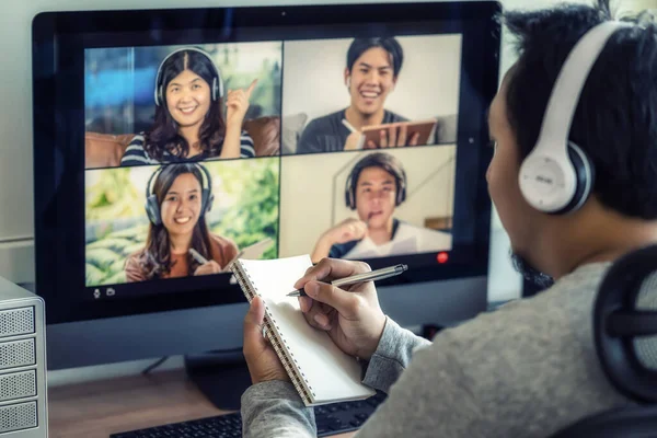 Close Aziatische Man Hand Schrijven Notebook Bij Online Leren Videoconferentie — Stockfoto