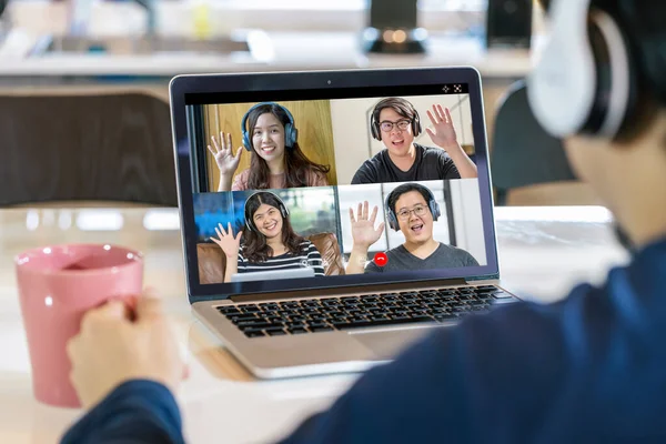 Bakifrån Asiatiska Business Man Säga Hej Med Teamwork Kollega Videokonferens — Stockfoto