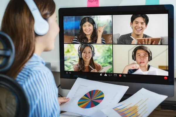 Vista Trasera Mujer Negocios Asiática Trabajando Reunión Línea Través Videoconferencia — Foto de Stock