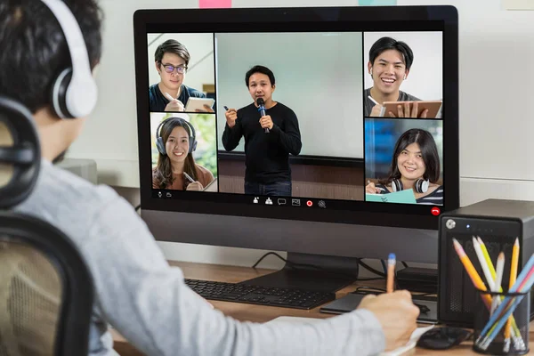 Achteraanzicht Van Aziatische Zakenman Werken Online Ontmoeting Videoconferentie Met Collega — Stockfoto