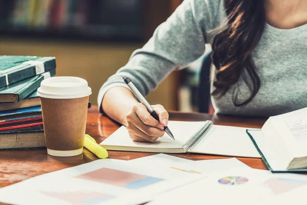 Primer Plano Asiático Joven Estudiante Escritura Mano Tarea Biblioteca Universidad —  Fotos de Stock