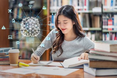 Yapay zekanın çokgen beyin şekli, zeki şehrin internet ikonu Asyalı genç bir öğrencinin üstündeyken üniversite kütüphanesinde kitap okuması üzerine teknolojinin çeşitli simgesi.