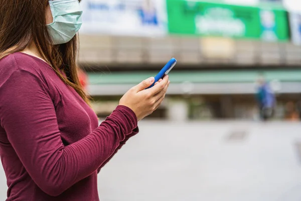 Primo Piano Mano Della Donna Asiatica Con Smart Phone Con — Foto Stock