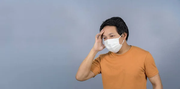 Asiatischer Mann Mit Mundschutz Kopfschmerzen Und Sorgen Auf Blauem Hintergrund — Stockfoto