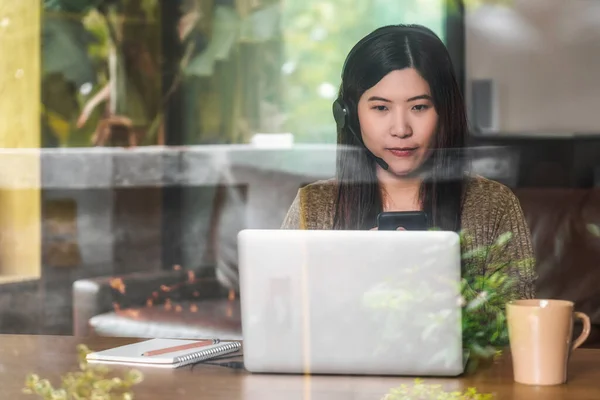 Mujer Negocios Asiática Que Utiliza Tecnología Portátil Auriculares Para Trabajar —  Fotos de Stock