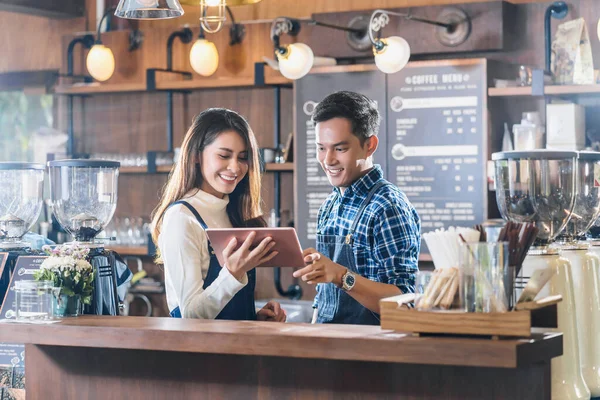 Asiático Joven Propietario Pequeña Empresa Hablando Con Sus Colegas Uso — Foto de Stock