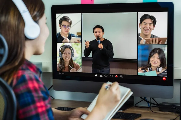 Achteraanzicht Van Aziatische Zakenvrouw Werken Online Ontmoeting Videoconferentie Met Collega — Stockfoto