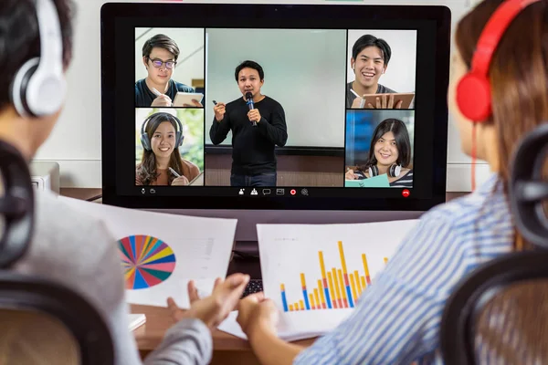Zadní Pohled Asijského Partnera Pracovní Line Setkání Prostřednictvím Videokonference Mluvčím — Stock fotografie