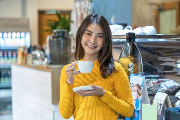 Mujer Joven Asiática Sosteniendo Una Taza Café Cafetería Moderna Espacio — Foto de Stock