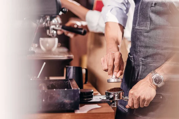 Close Aziatische Barista Temmen Portafilter Voorbereiding Van Kopje Koffie Espresso — Stockfoto