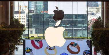 BANGKOK, THAILAND - Haziran 2020: ICONSIAM alışveriş merkezinin önündeki Apple logosu 14 Haziran 2020 tarihinde Bangkok, Tayland 'da. Ben zaten 9 Kasım 2018 'de açığım..