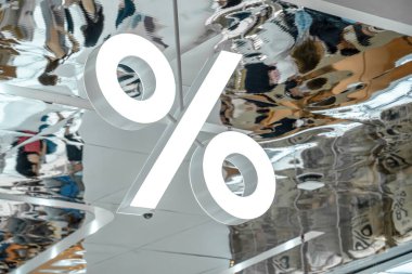 BANGKOK, THAILAND - 14 Haziran 2020: Bangkok, Tayland 'daki ikon siam mağazasının önündeki% 0 ikon kahve dükkanı