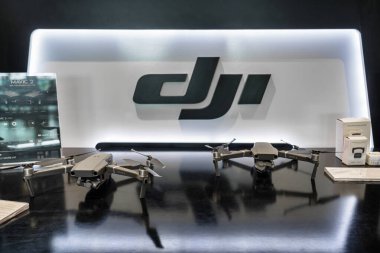 BANGKOK, THAILAND - Haziran 2020: DJI logosu ve Mavic 2 model İHA 'lar 14 Haziran 2020' de Bangkok, Tayland 'daki ICONSIAM mağazasında. Ben zaten 9 Kasım 2018 'de açığım..