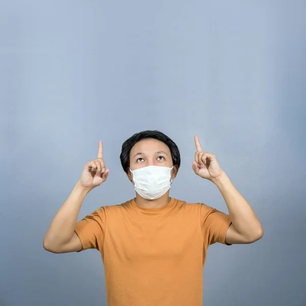 Aziatische Man Draagt Gezicht Chirurgische Masker Wijzen Presenteren Sommige Product — Stockfoto