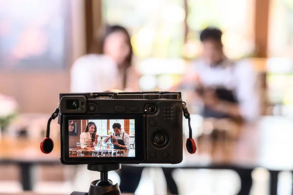 Caméra Emmenant Vidéo Deux Asiatique Barista Présentant Une Tasse Café — Photo