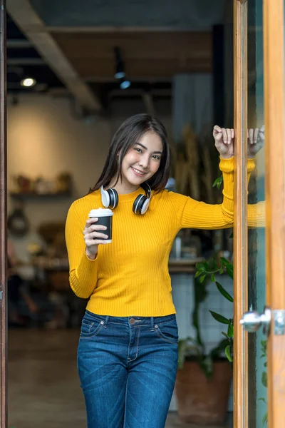 Азиатская Молодая Женщина Держит Чашку Кофе Современном Кафе Коворкинг Пространство — стоковое фото