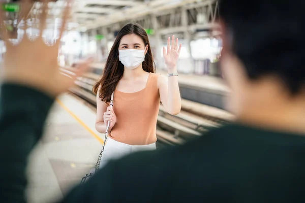 Joven Pasajera Asiática Con Máscara Quirúrgica Mano Ondulante Para Saludar —  Fotos de Stock