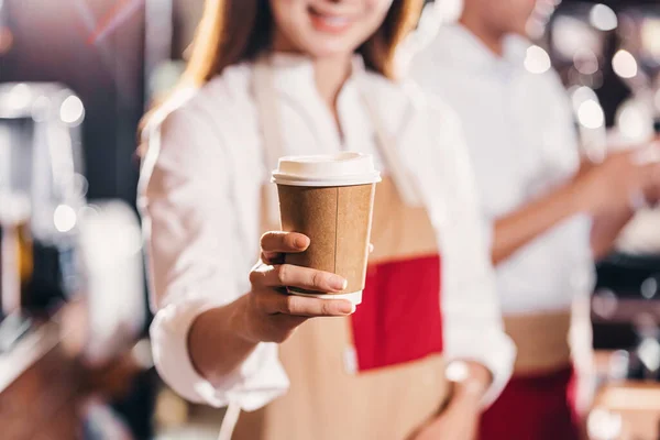 Ázsiai Barista Felszolgáló Papír Csésze Kávét Hogy Ügyfél Kávézóban Kisvállalkozás — Stock Fotó