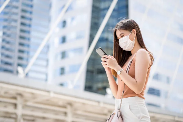 Young Asian Woman Using Smart Mobile Phone Big City Covid19 — Stock Photo, Image