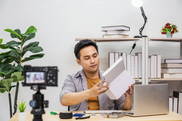 Asian Vlogger Hombre Grabación Vídeo Sobre Unboxing Hardware Compartir Conocimientos —  Fotos de Stock