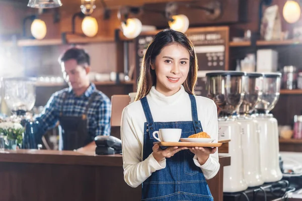 Asiatischer Coffeeshop Inhaber Serviert Dem Kunden Kuchen Und Kaffeetasse Café — Stockfoto