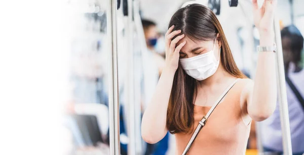 Giovane Passeggera Asiatica Con Maschera Chirurgica Mal Testa Nel Treno — Foto Stock