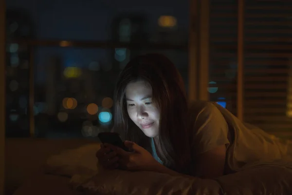 Ασιάτισσα Γυναίκα Κοιμάται Και Χρησιμοποιεί Έξυπνο Κινητό Τηλέφωνο Για Κοινωνική — Φωτογραφία Αρχείου